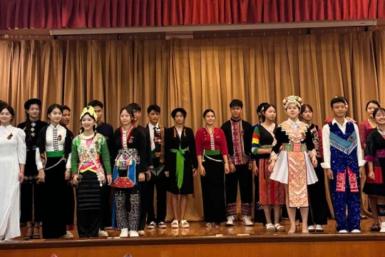 Lồng ghép giáo dục văn hoá dân tộc vào môn học chính khoá