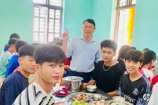 Từ bữa cơm tập thể đến khát vọng vươn xa