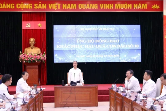 Ngành Giáo dục ủng hộ đồng bào khắc phục hậu quả Bão số 10