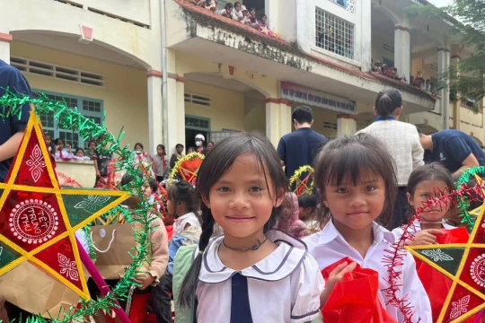 Trao hơn 2.000 suất quà Trung thu cho học sinh miền núi Quảng Ngãi