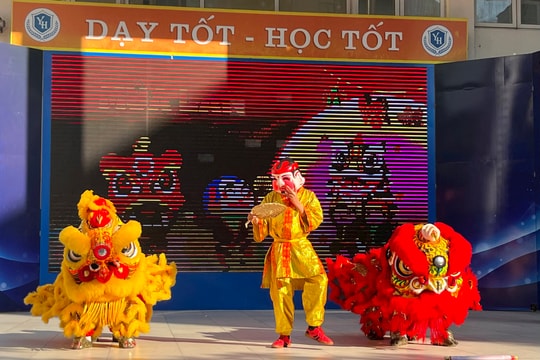 Trường Tiểu học Yên Hoà tưng bừng tổ chức “Trung thu nhân ái 2025”