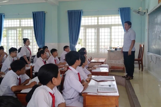 Hai mươi năm gieo chữ, vun ước mơ cho học trò nghèo