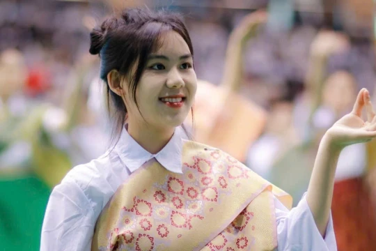 Học trò trường nội trú cùng gìn giữ tiếng dân tộc Mông