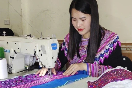 9X người Mông gìn giữ nét đẹp của thổ cẩm