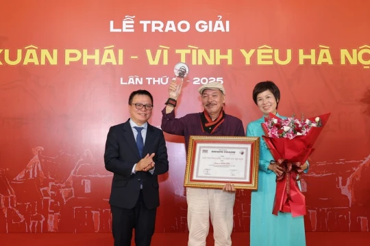 Nhạc sĩ Trần Tiến nhận Giải thưởng Lớn tại Lễ trao giải Bùi Xuân Phái