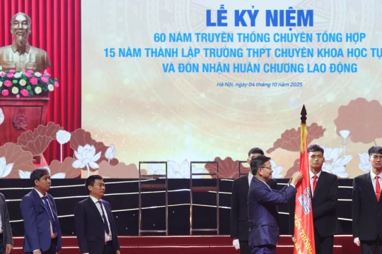 Kỷ niệm 60 năm truyền thống Chuyên THPT Tổng hợp và đón nhận danh hiệu cao quý