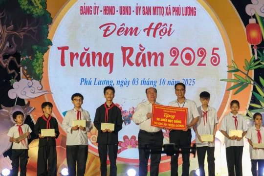 Trao học bổng và quà cho học sinh có hoàn cảnh khó khăn