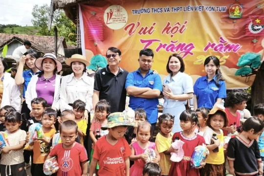 Trung thu yêu thương lan tỏa từ mái trường Liên Việt