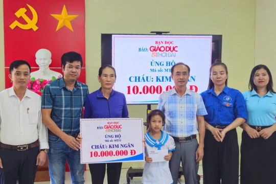 Trao quà hỗ trợ tới hoàn cảnh của bé Kim Ngân