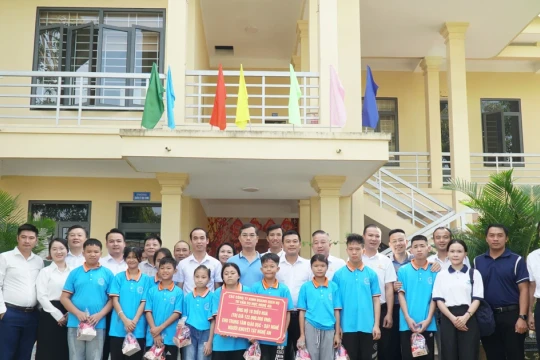 Ngành Giáo dục Nghệ An đem Tết Trung thu đến với trẻ em khuyết tật, khó khăn