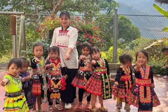 Cô giáo mầm non tự học tiếng dân tộc để dạy và hiểu văn hoá địa phương