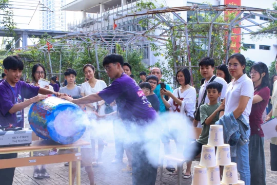 Học sinh Hà Nội truyền cảm hứng khoa học qua triển lãm Science Tornado