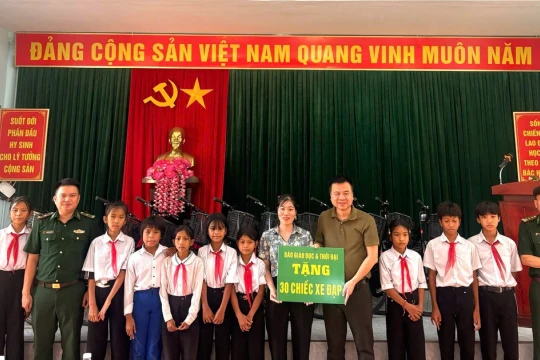 Trao quà cho học sinh nghèo xã biên giới La Lay