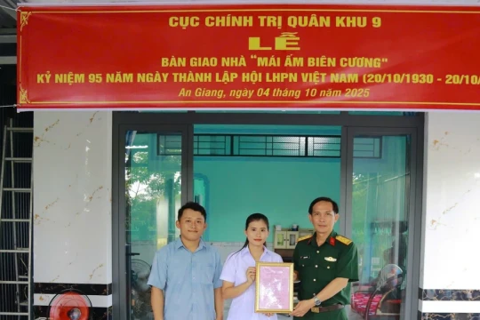 Bàn giao nhà 'Mái ấm biên cương’ ở An Giang