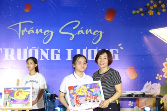 Trường học Hà Nội 'gửi trăng yêu thương' đến trẻ em vùng cao