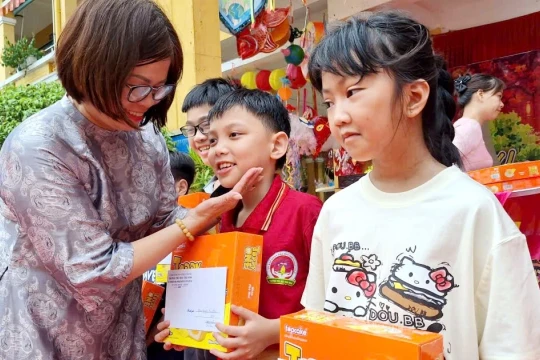 TP Huế: Trao quà Trung thu đến nhiều học sinh hoàn cảnh đặc biệt khó khăn