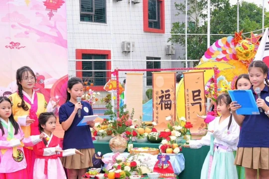 Học sinh vui Tết Trung thu đa văn hoá với mâm cỗ từ khắp thế giới