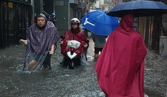 "Hà Nội mưa to gây ngập lụt, học sinh phải đi học", ngành Khí tượng thủy văn nói gì?