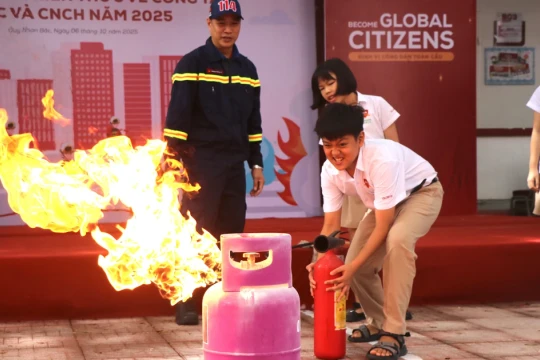 Học sinh trải nghiệm thoát hiểm, dập lửa cùng lính cứu hỏa