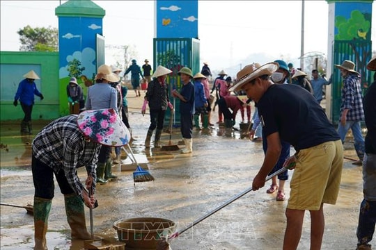 Học sinh vùng lũ Nghệ An đã đi học trở lại