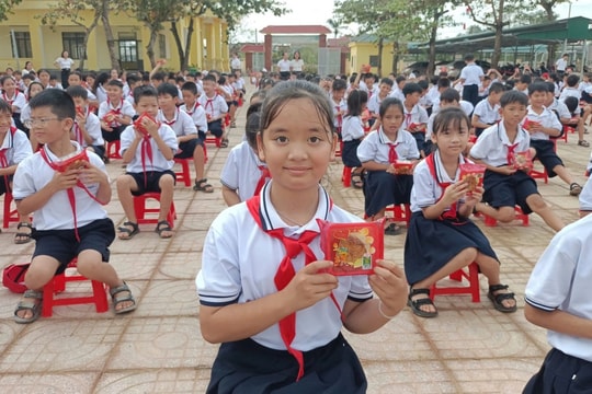 Học sinh vùng lũ nhận quà và lời nhắn xúc động của thầy hiệu trưởng