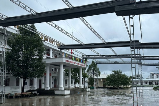 Học sinh nhiều trường ở Quảng Ninh đi học trở lại sau bão số 11