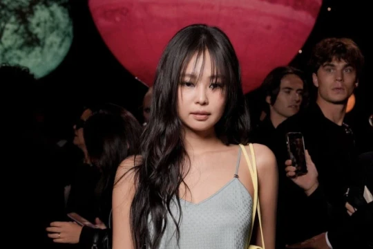 Jennie (BLACKPINK) xuất hiện ấn tượng, diện trang phục như 'đồ ngủ' đi sự kiện