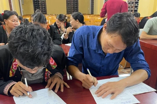 Ánh đèn lớp học đêm ở xã Văn Lãng