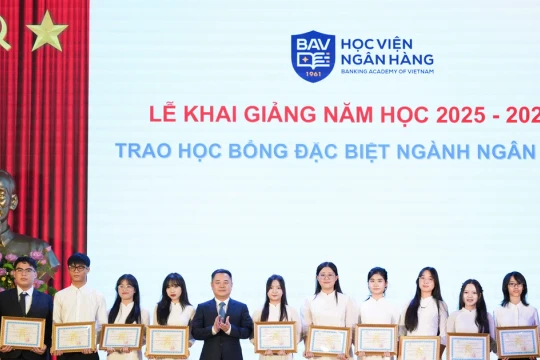 Gần 6 tỉ đồng học bổng được trao cho sinh viên Học viện Ngân hàng