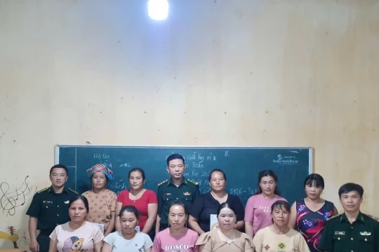 Cách thầy giáo quân hàm xanh chinh phục học viên lớp xoá mù chữ