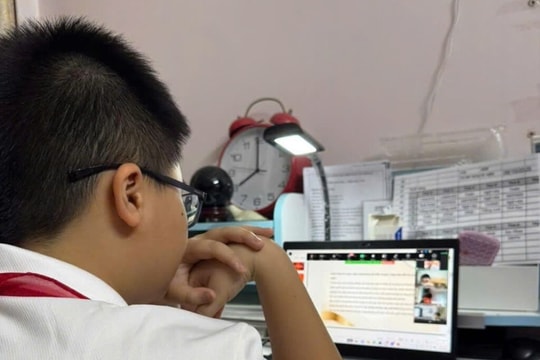 Mưa lớn, các trường học Hà Nội thông báo khẩn cho học sinh học trực tuyến