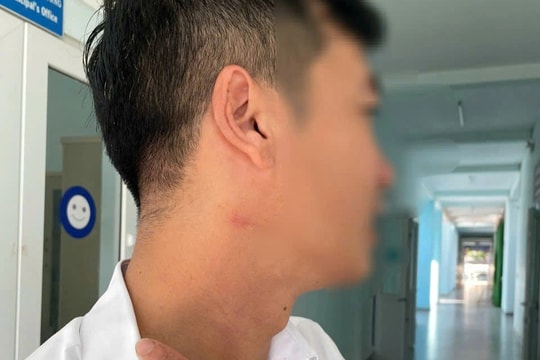 Thầy giáo bị đồng nghiệp bóp cổ ngay tại sân trường