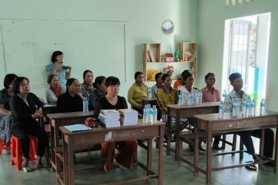 Vững bước trên hành trình xóa mù chữ