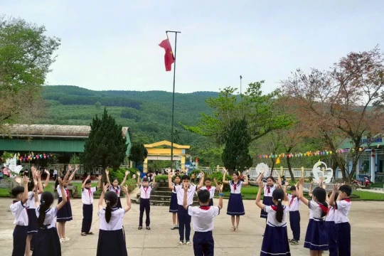 Nâng cao đời sống từ kinh tế vườn và ưu tiên cho giáo dục