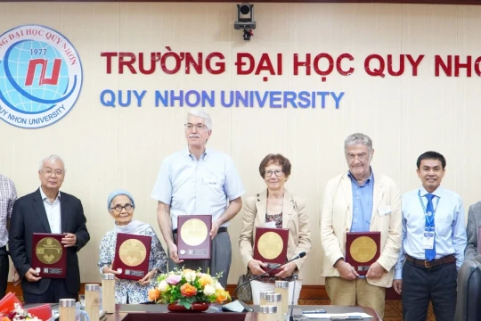 Nhà vật lí lượng tử đoạt Giải Nobel thăm Trường Đại học Quy Nhơn