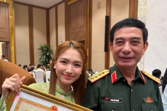 Hòa Minzy vinh dự nhận bằng khen từ Tổng cục Chính trị QĐND Việt Nam