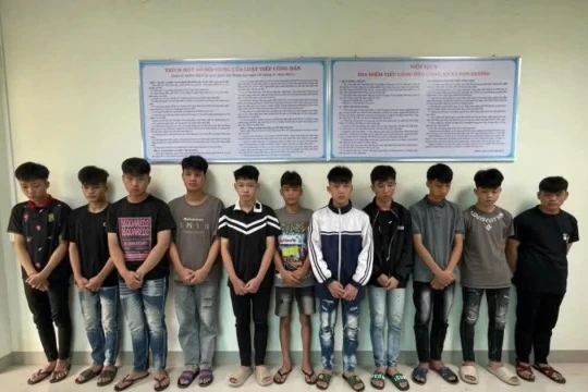 Mười thanh niên bị khởi tố vì rú ga đánh võng tìm người gây sự