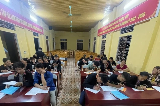 Lớp học xóa mù chữ thắp sáng ước mơ
