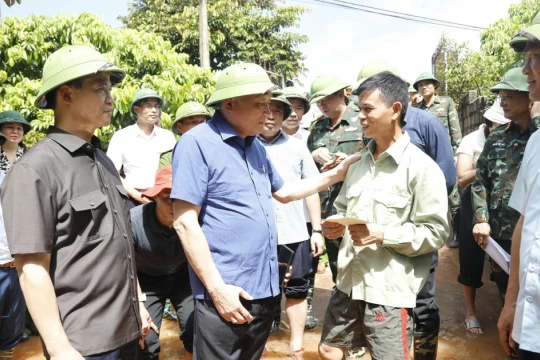 Phó Thủ tướng Thường trực Nguyễn Hòa Bình kiểm tra việc ứng phó mưa lũ tại Bắc Ninh