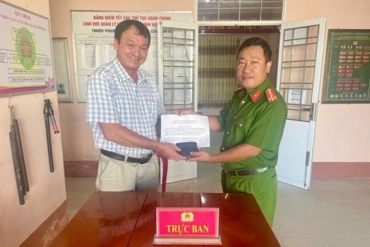 Học sinh nhặt được của rơi, nhờ công an trả lại người mất