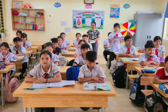 Hà Nội: Mưa giảm, nhiều trường đón học sinh trở lại