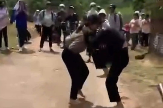 2 nữ sinh lao vào đánh nhau, nhiều bạn học đứng xung quanh cổ vũ
