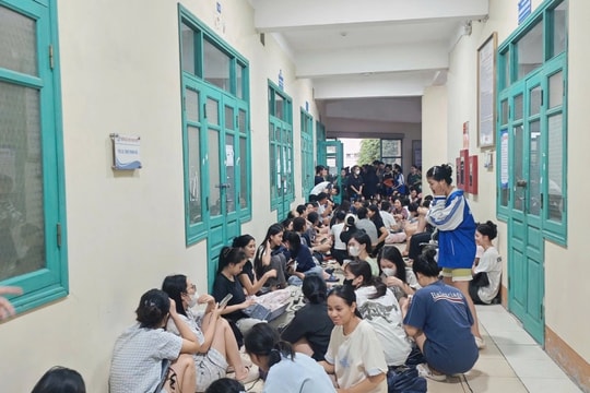 Thái Nguyên: Sinh viên ngồi nóc nhà kêu cứu khẩn cấp