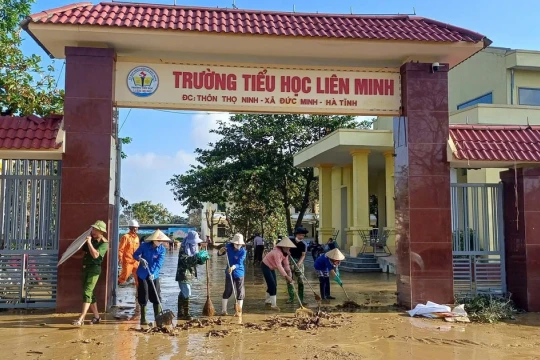 Ấm tình đồng nghiệp nơi cơn lũ đi qua