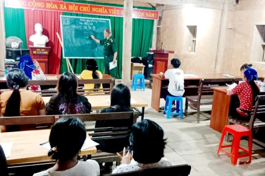 Bộ đội Biên phòng góp sức vào công cuộc xóa mù chữ vùng cao