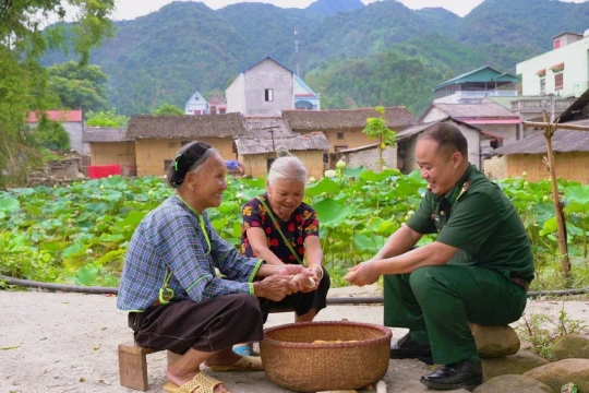Thầy giáo quân hàm xanh mang chữ lên vùng cao Mẫu Sơn