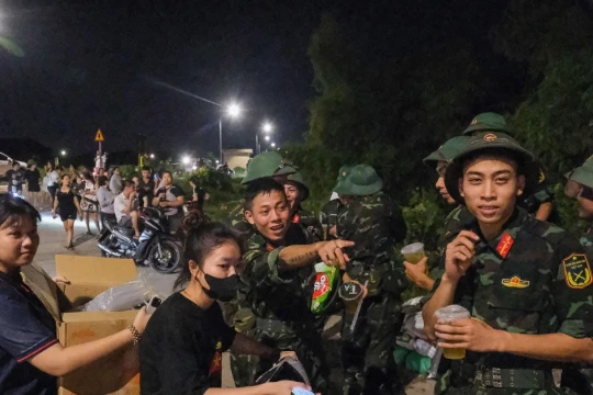 Giáo viên cùng quân dân trắng đêm giữ đê chống lũ