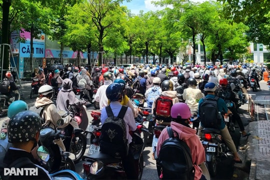 Có nhất thiết phải thu phí giữ xe của học sinh?