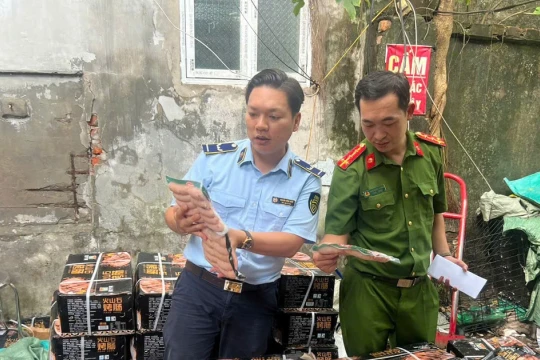 Gần 1,7 tấn xúc xích không rõ nguồn gốc suýt bị tung ra thị trường