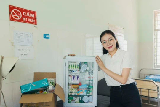 Hoa hậu Kiều Duy trao tặng tủ thuốc cho các em nhỏ có hoàn cảnh khó khăn
